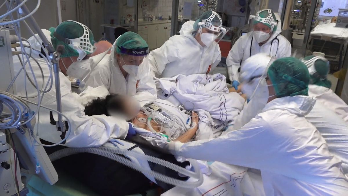 Video z nemocnice na hraně: Už ošetřujeme pacienty mladé jako my